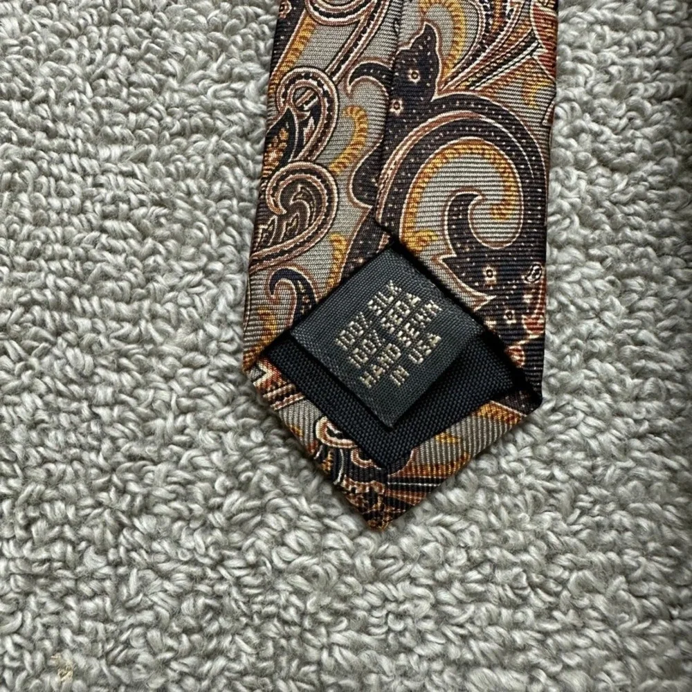 Wilsons of Wickford Mens Silk Paisley Tie Gold Tan Black Hand Sewn USA RN 88045